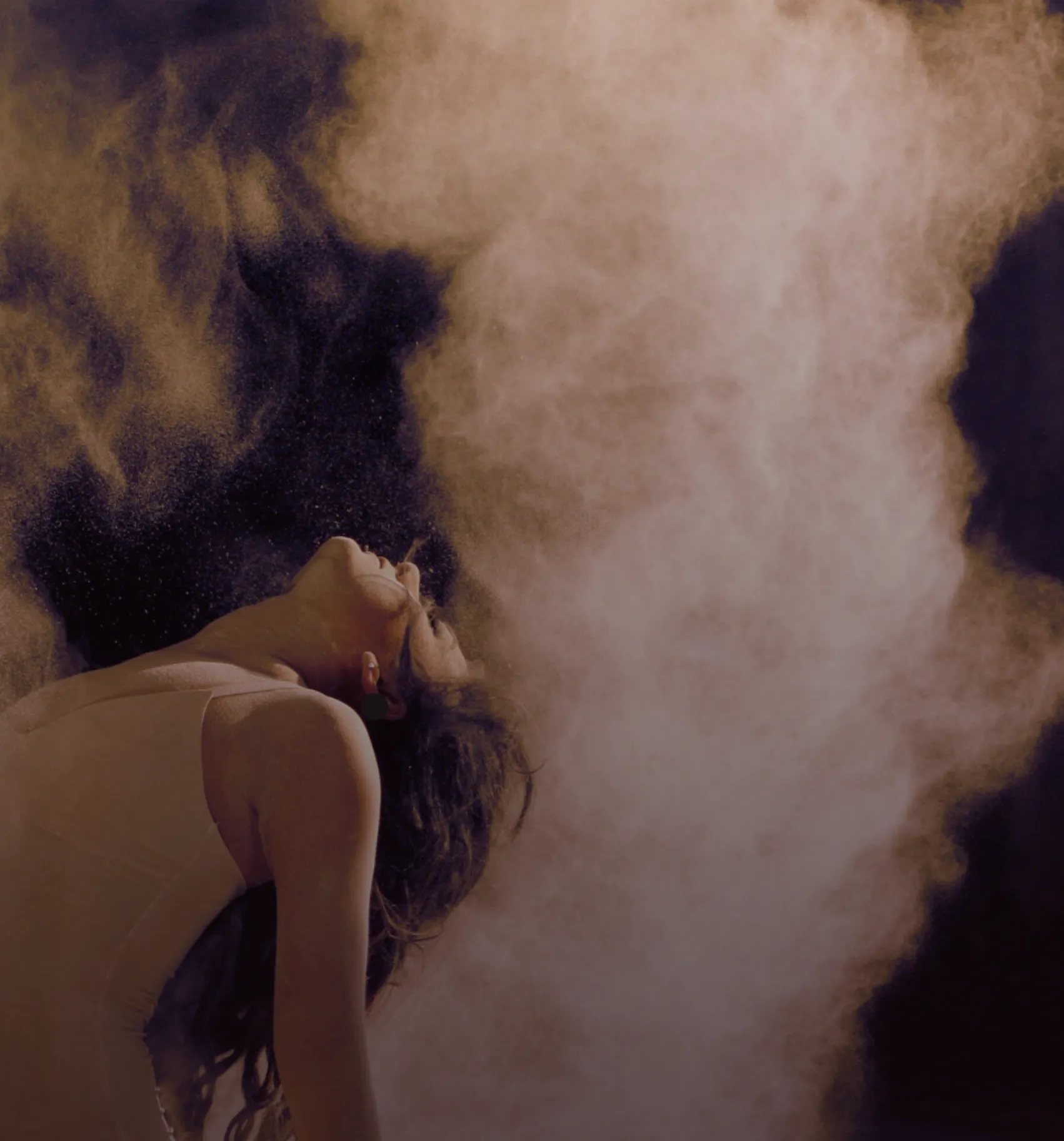 Danseuse en mouvement dans une atmosphère poétique, illustrant l'univers de la Cie Une Histoire. Partenaire bien-être.