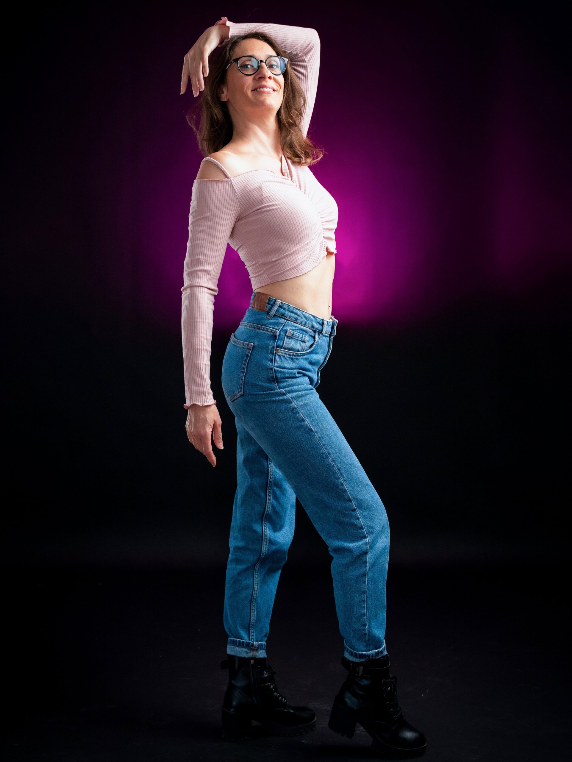 Danseuse en posture élégante illustrant les cours de bachata à Toulouse.