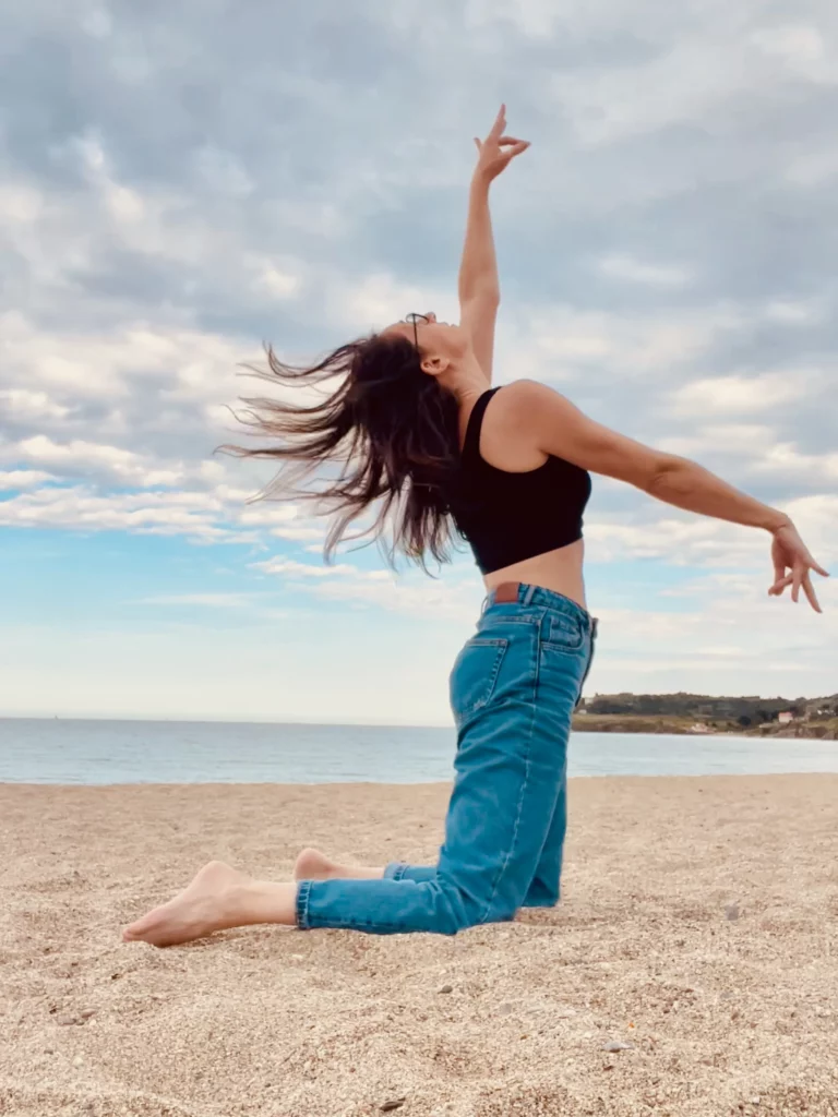 Professeure de yoga et bachata à Toulouse invitant à la confiance et au bien-être par le mouvement